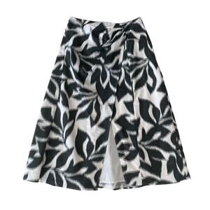Banana Republic Black and Off White Leaf Patterned Long Skirt - Size 10